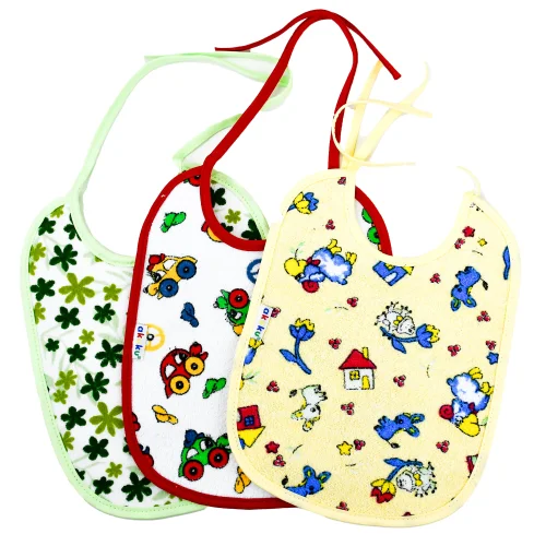 Zestaw trzech śliniaków niemowlęcych 23x19 cm z kolorowymi lamówkami, wzory roślinne, auta i zwierzątka, widok z przodu.