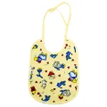 Śliniak niemowlęcy 23x19 cm z żółtą lamówką i wzorem zwierzątek, widok z przodu, radosny nadruk przyciąga uwagę dziecka.