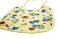 Śliniak niemowlęcy 23x19 cm z żółtą lamówką i wzorem zwierząt, widok z boku, staranne wykończenie i miękka tkanina zapewniają komfort.