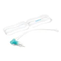 Aspirator do nosa obok etui produkt poza opakowaniem, przedstawiający jego kompaktowy rozmiar i wygodną konstrukcję.