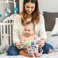 książeczka sensoryczna babyono dziecko z mamą.webp