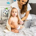 książeczka sensoryczna babyono mama z dzieckiem.webp