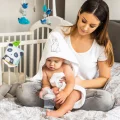 Zabawka sensoryczna BabyOno zawieszona przy łóżeczku dziecięcym.webp
